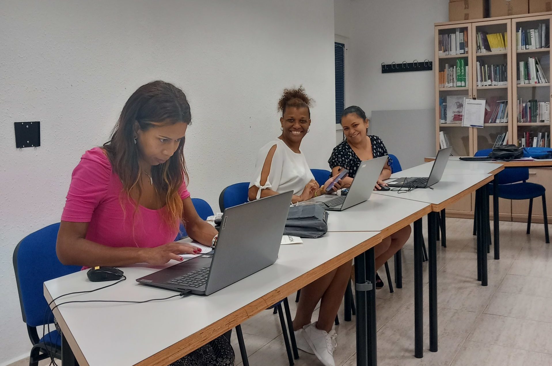 Ir a Programa DIGCOM: Mujeres de Valencia y Alicante se capacitan en competencias digitales